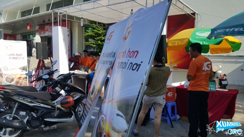 Điểm trải nghiệm Viettel trước Siêu thị Coopmart Nguyễn Thái Học