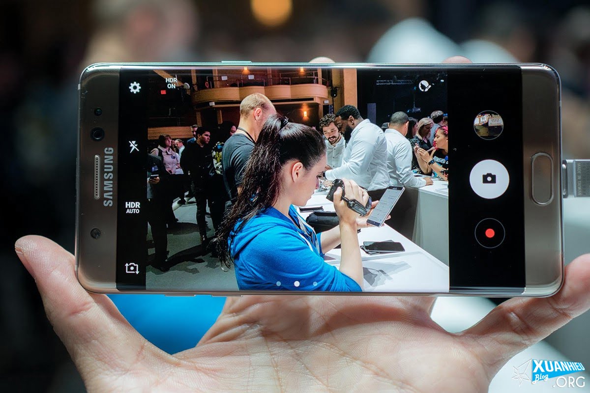 Màn hình Super AMOLED 5,7 inch đầy ấn tượng của điện thoại Samsung Galaxy Note FE