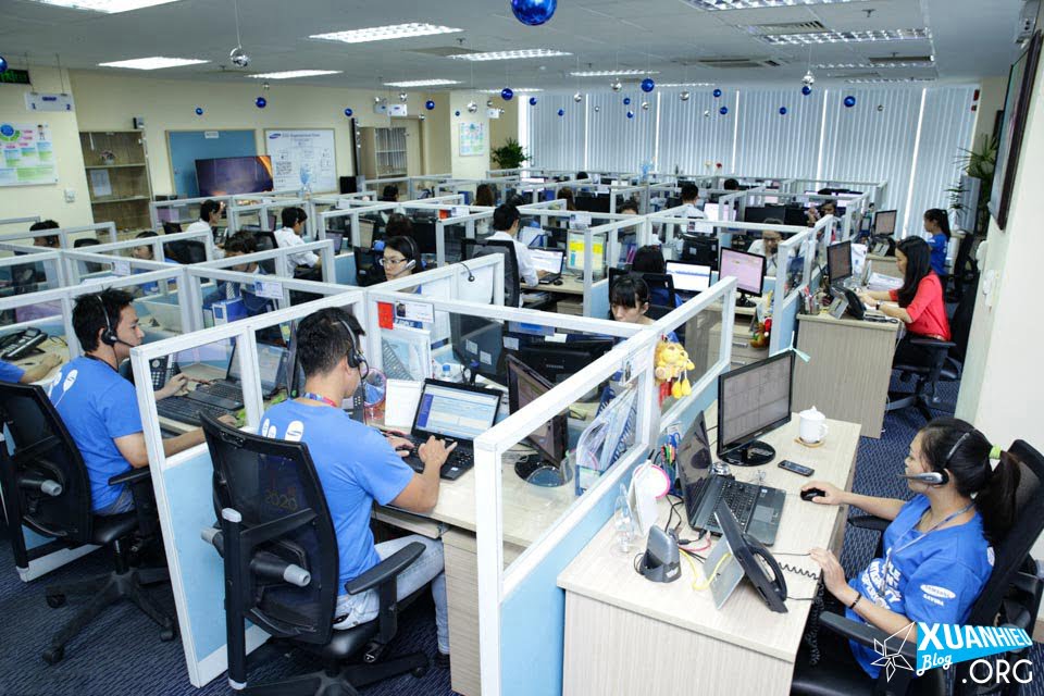 Quang cảnh văn phòng tổng đài chăm sóc khách hàng qua hotline 24/7 của Samsung