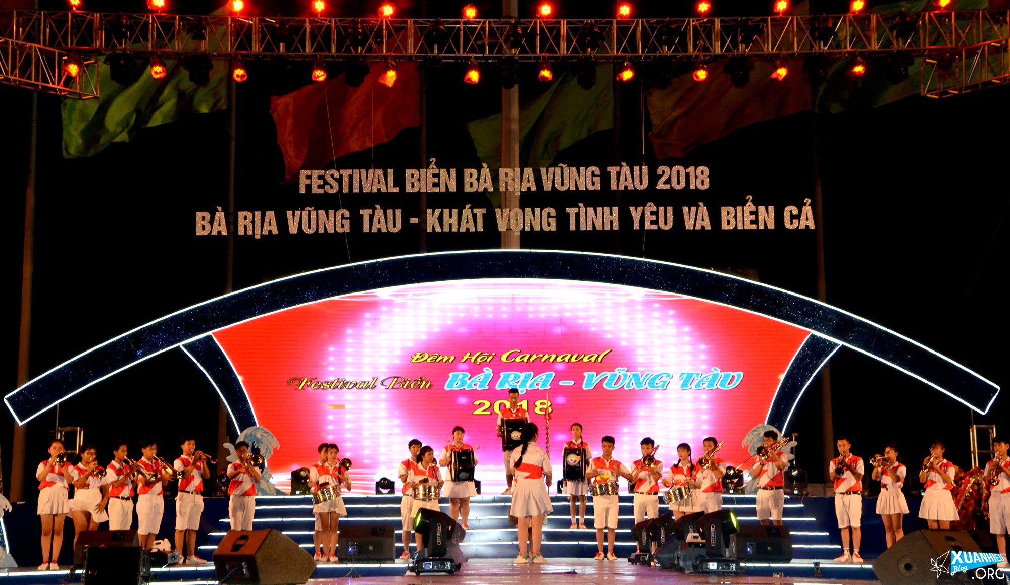 Đội nghi thức của quận 7, TP.Hồ Chí Minh biểu diễn khai mạc.