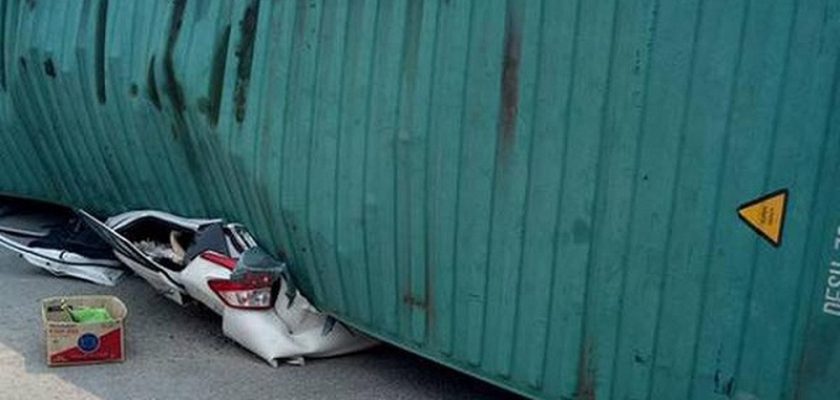 Hình ảnh vụ tai nạn xe container đè nát xe 4 chỗ ngày 11/4/2017 tại Nam Định