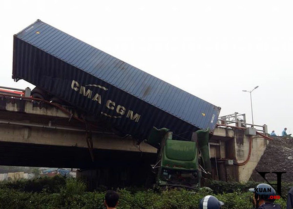 Xe container treo lơ lửng trên cầu Thanh Trì trong vụ tai nạn ngày 18/3/2017.