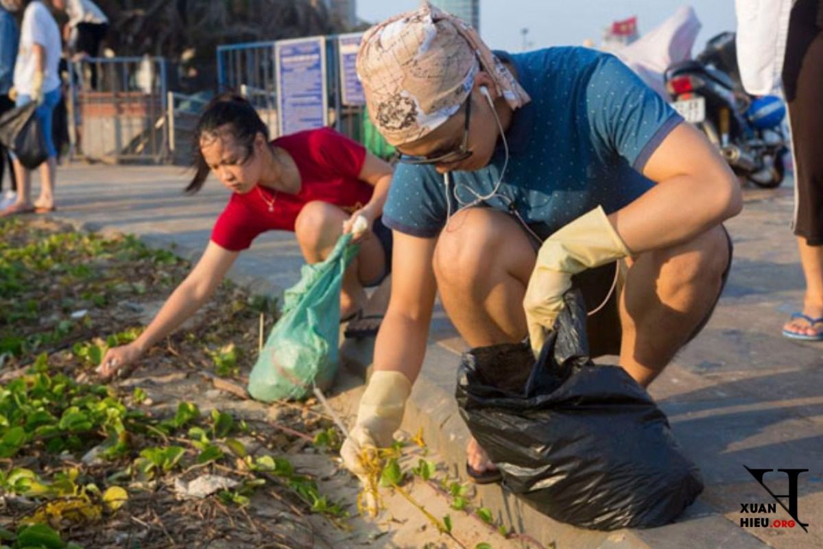 Thành viên Trung tâm giáo dục cộng đồng The LAB nhặt rác tại Bãi Sau (TP. Vũng Tàu).