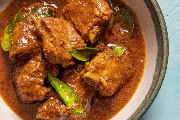 แกงคั่วพริกซี่โครงหมู: Bí quyết nấu cà ri cay kiểu Thái chuẩn vị từ mẹ chồng!