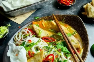 Tom Yum chay phiên bản mì: Khám phá hương vị Thái tại nhà!