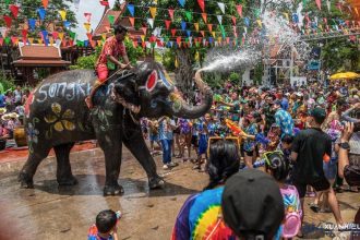 Songkran: Ăn gì để ‘quẩy’ hết mình lễ hội té nước Thái Lan?