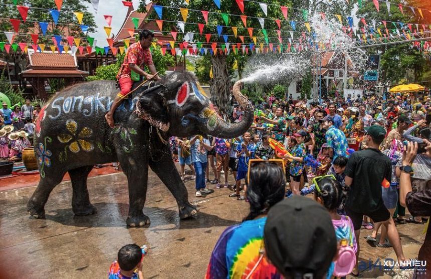 Songkran: Ăn gì để ‘quẩy’ hết mình lễ hội té nước Thái Lan?